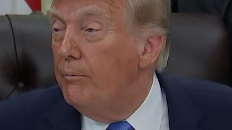 22703974 - TRUMP LOVE INFLATION THUMB.jpg