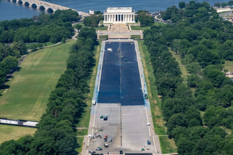 The Lincoln Memorial is seen at the top as the blue coating of the Reflecting Pool continues, Tuesday, May 19, 2026, in Washington. (AP Photo/Alex Brandon)