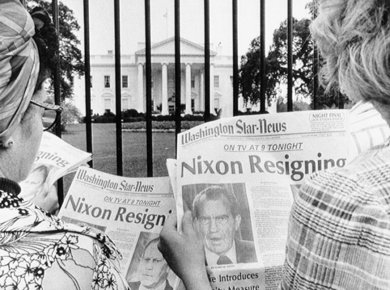 People read the newspaper outside the White House in August 1974.
