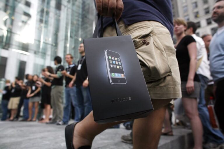 New iPhone owners exit Apple's flagship store on Fifth Avenue, in New York, on June 29, 2007.