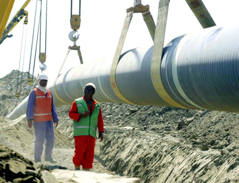 Workers lay a section of the Baku-Tbilisi-Ceyhan oil pipeline near the Sangachal terminal near Baku, on August 11, 2003.