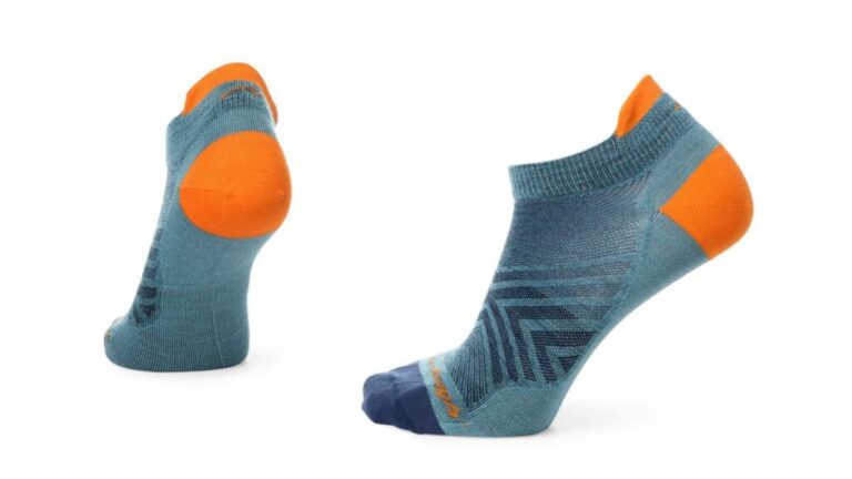 Darn Tough Men's Run No-Show Tab Ultralightweight Socks, white background