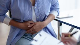 Patient describes abdominal pain to the doctor.