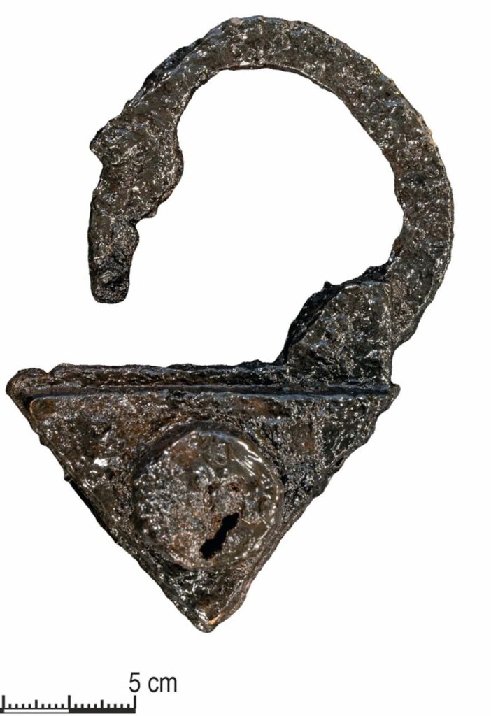 A triangular padlock was found fastened to the big toe of Zosia's left foot.