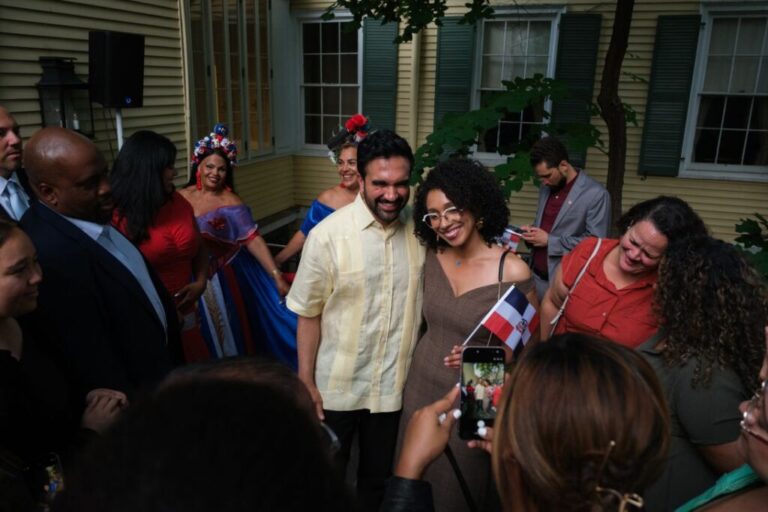 Darializa Avila Chevalier and New York Mayor Mamdani take a cellphone photo during an event celebrating New York’s Dominican heritage at Gracie Mansion, on Thursday.