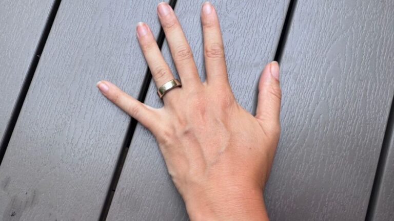 A woman wearing the Oura Ring 5 on her hand.