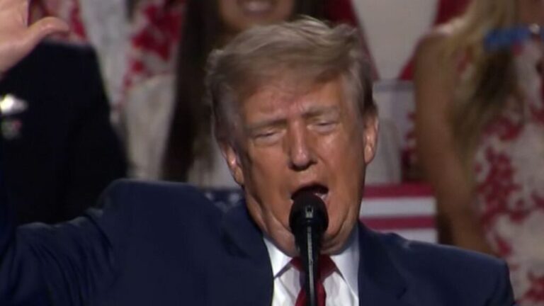 22975304 - TrumpPledgeToVote-thumb.jpg