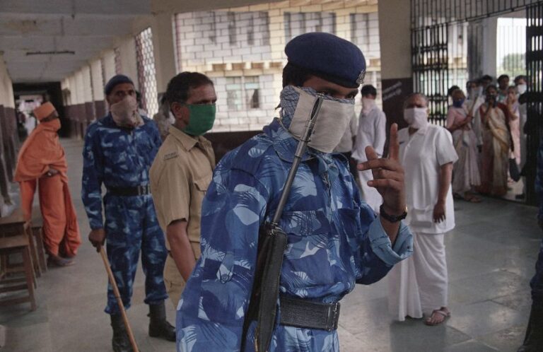 Soldiers monitored a hospital in India, on September 27, 1994, during an outbreak of pneumonic plague. The soldiers were posted after more than 50 people escaped quarantine.