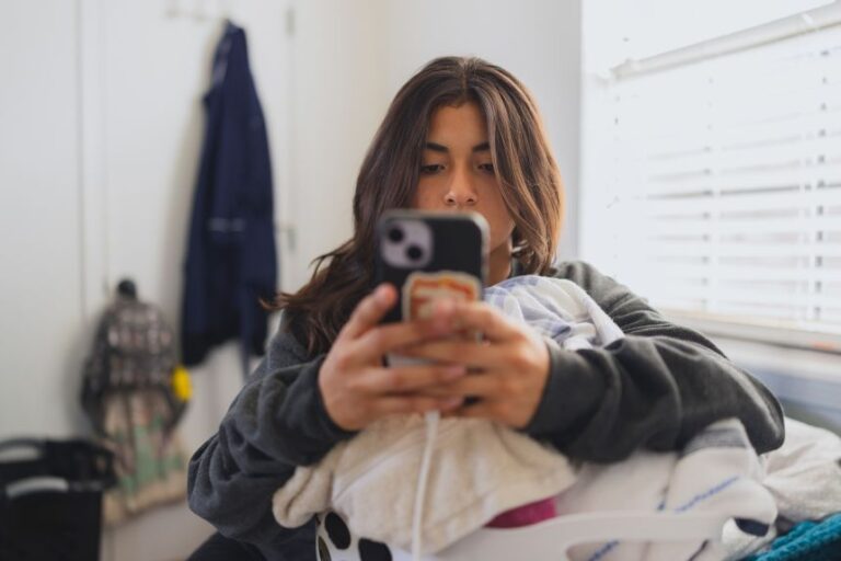 Adults should help kids focus on how they think, act and feel when using digital media, experts say.